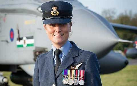 Chân dung Trung úy Không quân Nikki Thomas