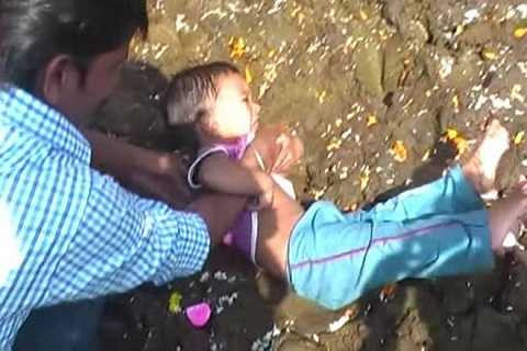 Truyền thống này diễn ra ở làng Betul ở bang Madhya Pradesh Truyền thống này diễn ra ở làng Betul ở bang Madhya Pradesh