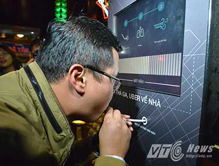 Để sử dụng, khách hàng hít một hơi thật dài, sau đó thổi qua một chiếc ống hút vào máy đo nồng độ cồn trong khoảng 5 giây