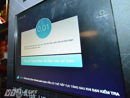 Kết quả nồng độ cồn sẽ hiển thị trên mành hình sau đó, nếu nồng độ cồn vượt quá 0,04mg/l khí thở, chiếc máy sẽ tự động gọi xe taxi đưa khách về nhà