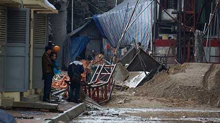 Trục của chiếc thang vận bị gãy gục rơi bên cạnh buồng thang