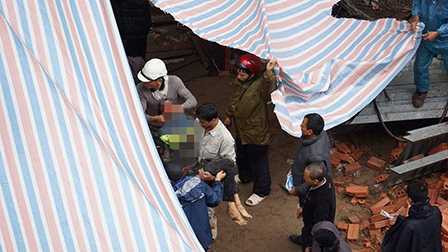 Lực lượng cứu hộ đưa thi thể người bị nạn ra ngoài