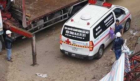 Xe cứu thương tiếp cận hiện trường đưa thi thể hai công nhân bị nạn ra ngoài