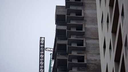 Một số nhân chứng cho biết, chiếc vận thang bị rơi khi đang ở độ cao khoảng tầng 20 của tòa nhà