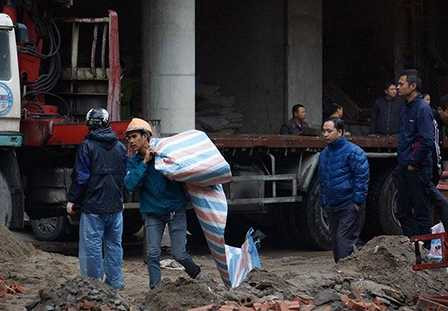 Công nhân lấy bạt quây kín khu vực phát hiện thi thể hai người gặp nạn