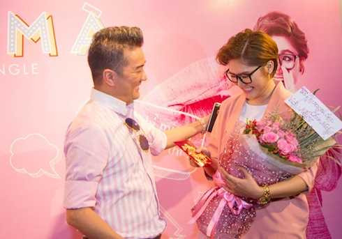 Đàm Vĩnh Hưng diện đồ cùng tông đến chúc mừng Vicky Nhung.