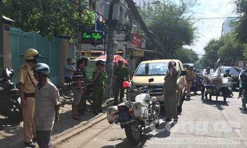 Chiếc xe chạy như điên khi bị công an truy đuổi.