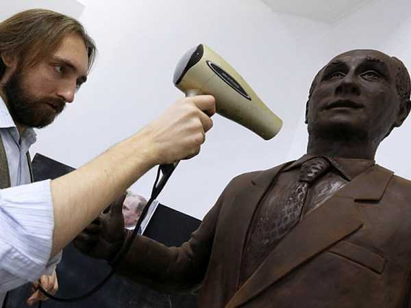 Nghệ sỹ Nikita Gusev và bức tượng Tổng thống Putin bằng chocolate