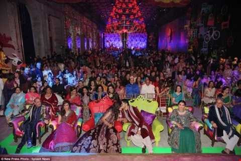 Khoảng 500 khách đã được mời tới đám cưới của chú rể Rohan Mehta và cô dâu Roshni. Đám cưới xa hoa và tốn kém này được tổ chức ở thành phố Florence tươi đẹp. Khoảng 500 khách đã được mời tới đám cưới của chú rể Rohan Mehta và cô dâu Roshni. Đám cưới xa hoa và tốn kém này được tổ chức ở thành phố Florence tươi đẹp.