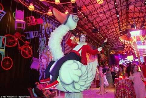 Đám cưới tổ chức từ ngày thứ Tư và kết thúc vào thứ Sáu. Đám cưới tổ chức từ ngày thứ Tư và kết thúc vào thứ Sáu.