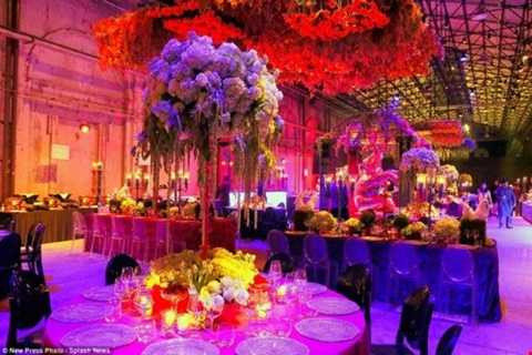 Họ hàng, người thân và bạn bè bay tới Italy từ khắp nơi trên thế giới để chung vui với cô dâu, chú rể trong đám cưới hoành tráng. Họ hàng, người thân và bạn bè bay tới Italy từ khắp nơi trên thế giới để chung vui với cô dâu, chú rể trong đám cưới hoành tráng.