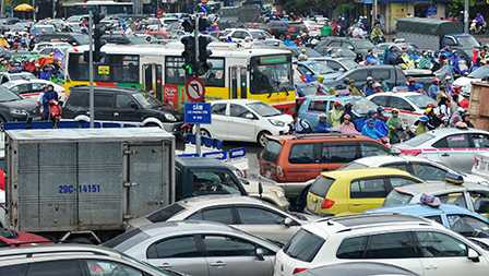 Hàng chục ngàn phương tiện kẹt cứng giữa đường.