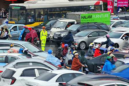 Lực lượng CSGT phải rất vất vả mới có thể điều tiết, giải quyết tình trạng ùn tắc