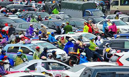 Lực lượng CSGT phải rất vất vả mới có thể điều tiết, giải quyết tình trạng ùn tắc