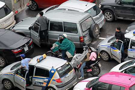 Nhiều lái xe ôtô phải mở cửa do tắc đường hơn 2 giờ đồng hồ