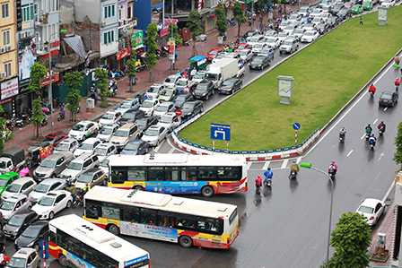 Xe buýt không thể quay đầu đi theo lộ trình tại đường Xã Đàn hướng đi Nguyễn Lương Bằng – Tây Sơn do tình trạng ùn tắc kéo dài