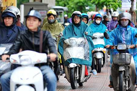 Vỉa hè đường Ô Chợ Dừa trở thành làn đường lưu thông cho xe máy