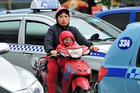 Người dân cảm thấy mệt mỏi vì phải chịu cảnh tắc đường trong mưa lạnh, giá rét