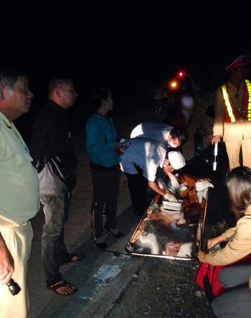 Các y bác sỹ sơ cấp cứu cho nạn nhân ngay tại hiện trường