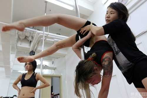 Thế nhưng ở Trung Quốc, múa cột vẫn bị coi là một bộ môn nhạy cảm vì có nhiều tư thế khá khiêu gợi. Do đó, nhiều thiếu nữ buộc phải giấu bố mẹ về việc mình đi học múa cột.