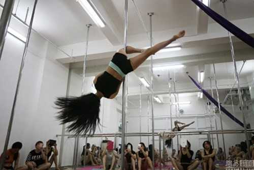 Để có thể múa cột thành thục, họ phải trải qua các bài tập vô cùng khắc nghiệt. Người tập phải điều tiết thể lực, sự dẻo dai, khéo léo để thực hiện các tổ hợp động tác xung quanh một chiếc cột nhỏ, từ đó tác động tới toàn bộ hệ thống cơ trên cơ thể.