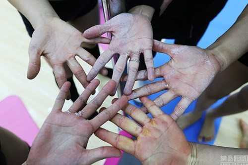 Đôi tay của các thiếu nữ chai sần sau những bài tập múa cột khó nhằn.