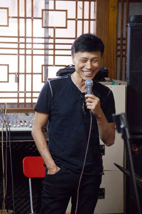 Tuấn Ngọc tập luyện cho đêm nhạc Riêng một góc trời