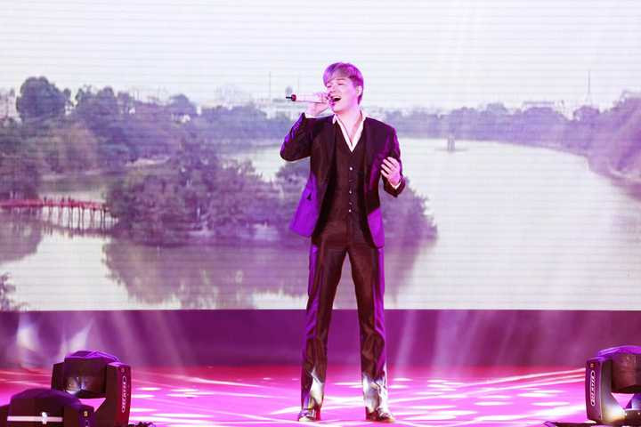 Nathan Lee đã gây náo loạn khi khuấy động cả khán phòng với phần trình diễn của mình. 