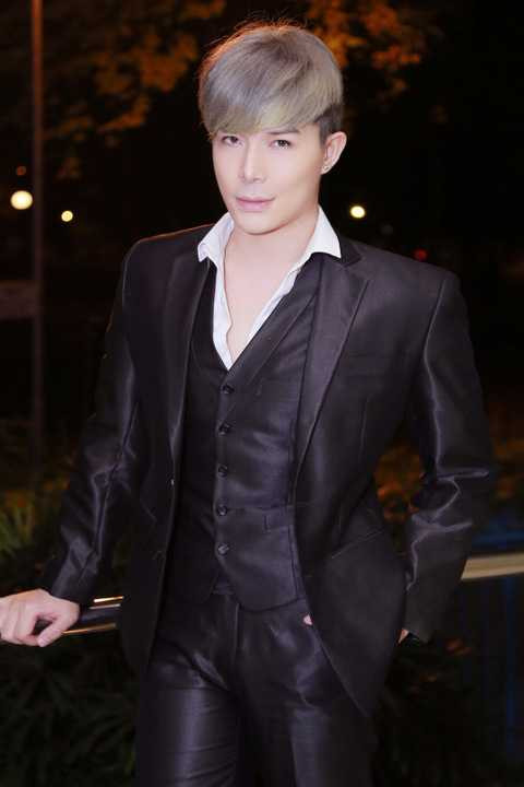 Xuất hiện trong bộ veston hàng hiệu sang trọng và lịch lãm, nam ca sĩ điển trai còn khoe màu tóc mới toanh cực ''chất''. 