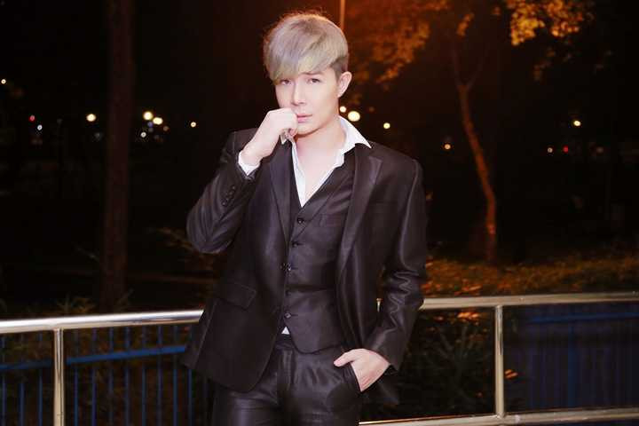 Chỉ vỏn vẹn 2 tuần sau khi gây choáng với mái tóc bạch kim, Nathan Lee đã đổi màu tóc sang màu xám tro cực kỳ sành điệu khiến người hâm mộ phải trầm trồ bởi diện mạo tươi trẻ, chất lừ của anh. 