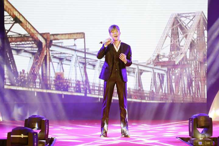 Nam ca sĩ đã chọn thể hiện ca khúc Hello Vietnam bằng 2 thứ tiếng Pháp và Anh để tặng khán giả hâm mộ. 