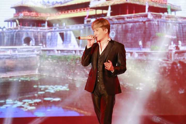 Tuy nhiên khi bước lên sân khấu, anh lập tức gặp trục trặc với micro khi âm thanh không phát ra tiếng. Nam ca sĩ bình tĩnh ra hiệu với bộ phận âm thanh và vui vẻ xin lỗi khán giả vì tai nạn không đáng có này. Anh cũng tếu táo đùa rằng nhờ có sự cố như vậy khán giả mới biết là anh không hề hát nhép. 