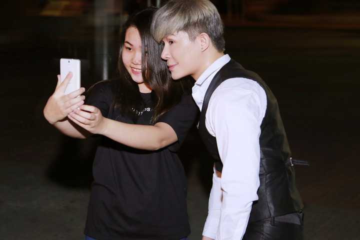 Fans hâm mộ của Nathan Lee đợi anh tới cuối chương trình để được chụp hình cùng thần tượng. Nam ca sĩ điển trai thoải mái tạo dáng , thân thiện bên khán giả để cảm ơn những tình cảm nồng nhiệt mà anh luôn có được mỗi khi xuất hiện.