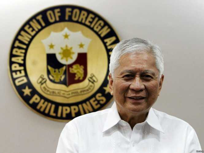 Ngoại trưởng Philippines Albert Del Rosario