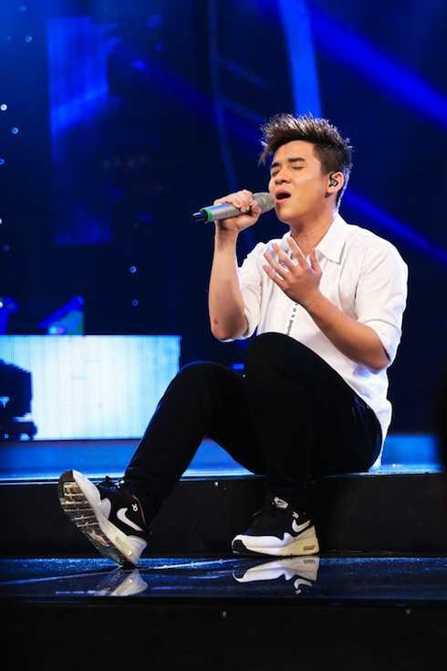 Phú Thiện lại đặt hết tình cảm của mình vào phần thể hiện ca khúc “Tôi thấy hoa vàng trên cỏ xanh” của ca sỹ Ái Phương.