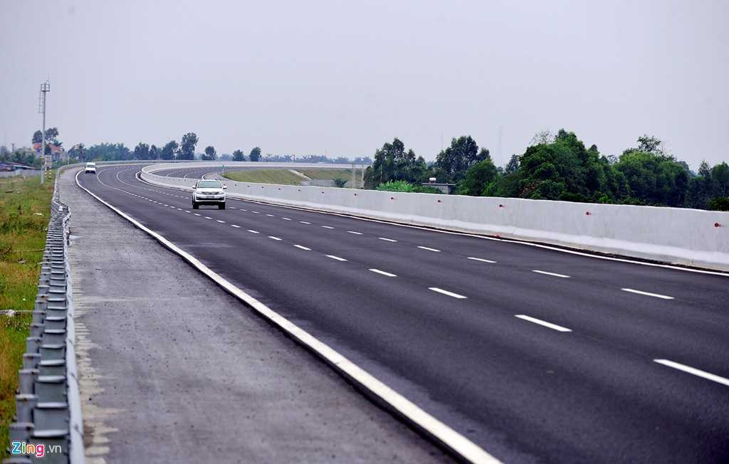 Giống như quốc lộ 5 cũ, cao tốc Hà Nội - Hải Phòng cũng chạy qua 4 tỉnh, thành phố gồm Hà Nội, Hưng Yên, Hải Dương, Hải Phòng. Đặc thù địa hình thấp, bằng phẳng, không nhiều quanh co như đường miền núi nên tài xế đi khá đều chân ga.