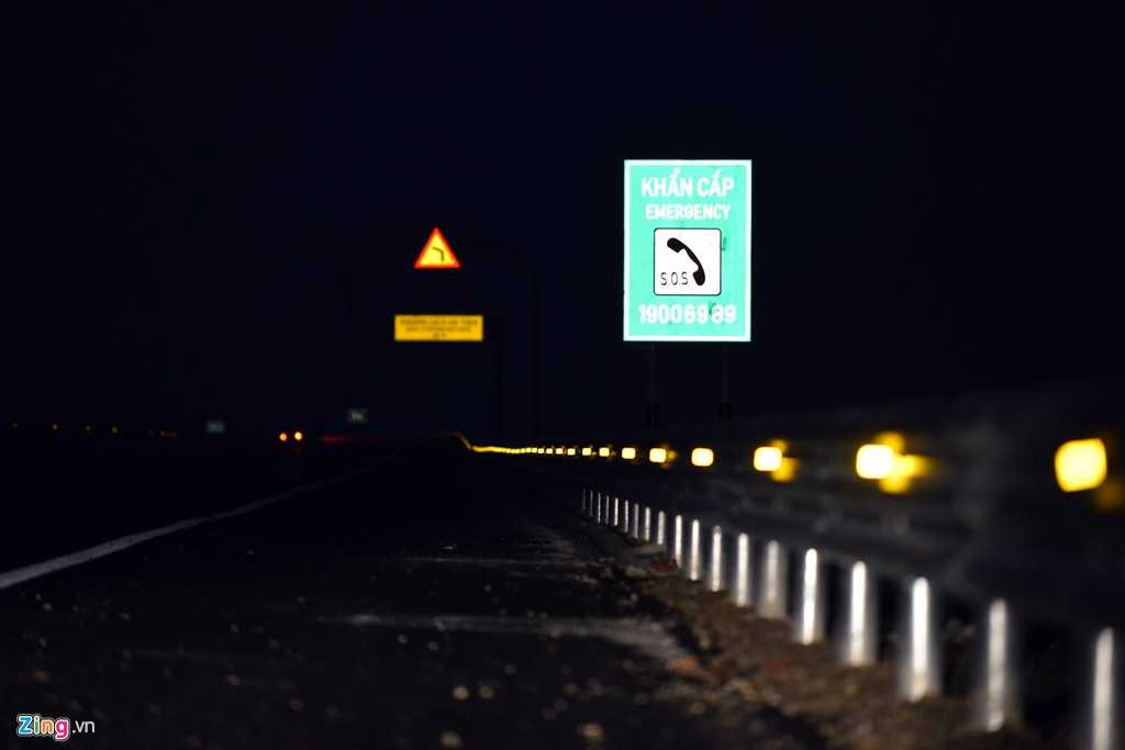 Số điện thoại tổ chức trực cứu hộ, cứu nạn, cứu thương 24/24h đầy đủ dọc tuyến đường.