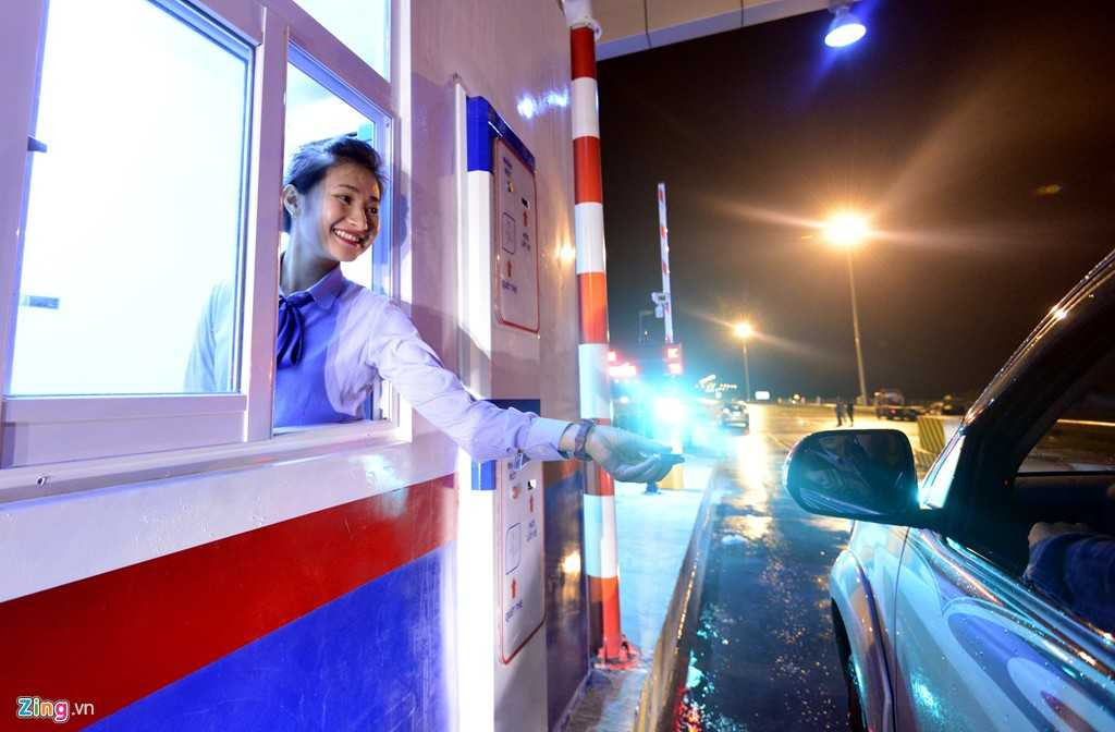Tại các điểm thu phí, nhân viên quầy soát vé chào hỏi từng tài xế đi qua một cách thân thiện, vui vẻ.