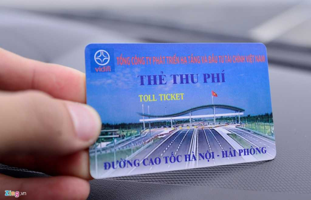 Thẻ quẹt được phát cho người cầm vô lăng để đo quãng đường và tính phí. Mức phí được chia cho 5 mức phương tiện tham gia đường bộ và 6 chặng đường trên toàn tuyến. Trong đó, thấp nhất là 35.000 đồng và cao nhất là 600.000 đồng.