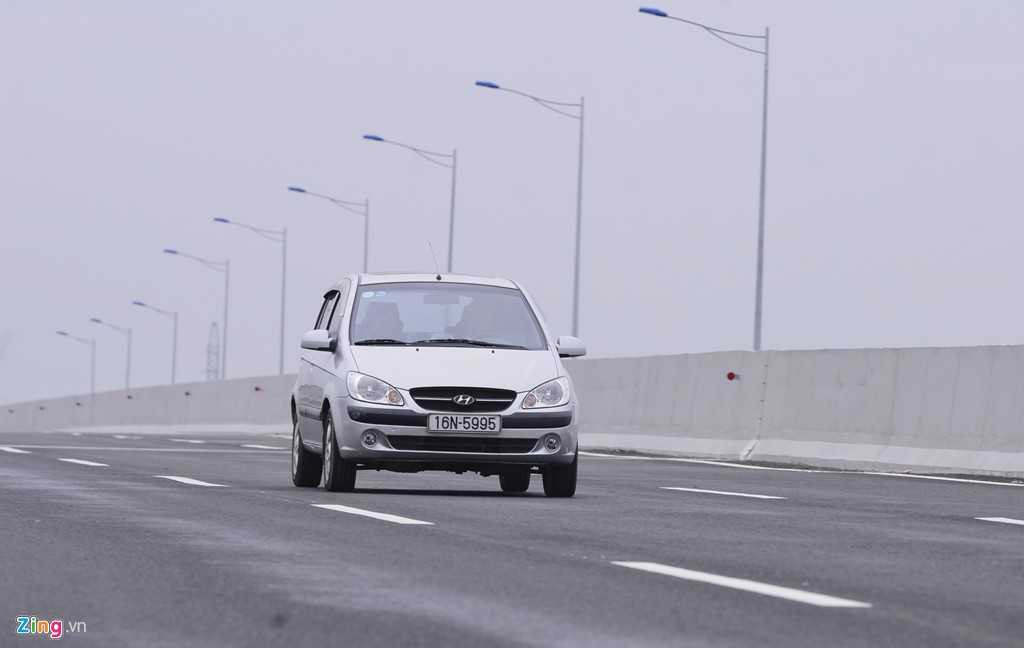 Sở dĩ có thể chạy tốc độ cao vì kết cấu mặt đường cao tốc được thiết kế theo tiêu chuẩn AASHTO 1993 và được kiểm toán theo tiêu chuẩn Việt Nam 22TCN211-06, trong đó mặt đường được rải lớp bê tông nhựa tạo nhám và bê tông nhựa polimer.