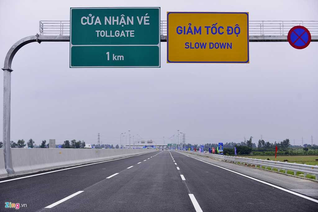 Các biển báo song ngữ Việt - Anh giúp người nước ngoài dễ dàng hiểu được chỉ dẫn.