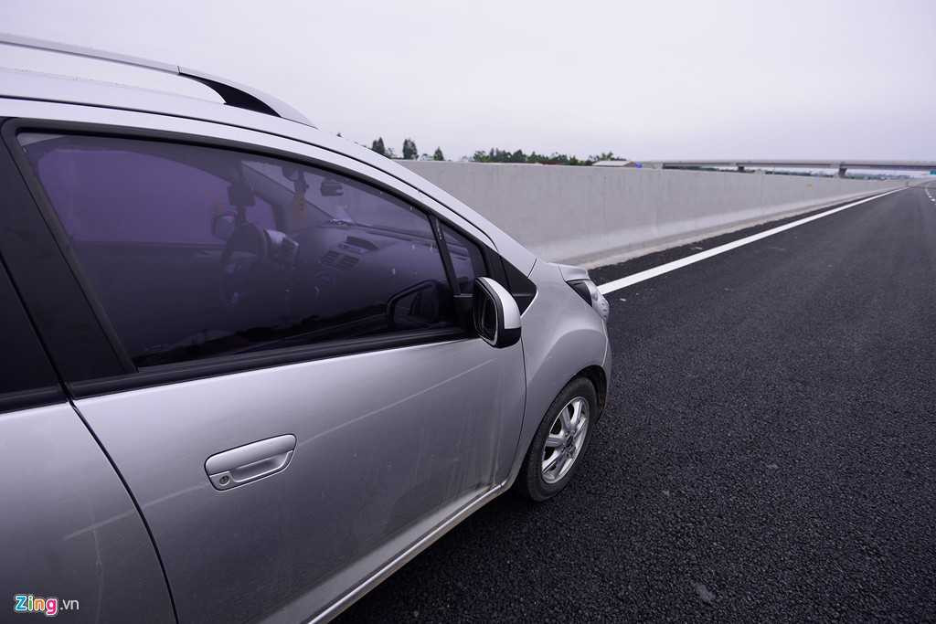 Các miếng phản quang cảnh báo được dán hai bên bề mặt dải phân cách chiều cao 1 m, cao hơn so với vị trí đèn của các phương tiện tránh làm chói mắt tài xế ở làn xe ngược chiều.