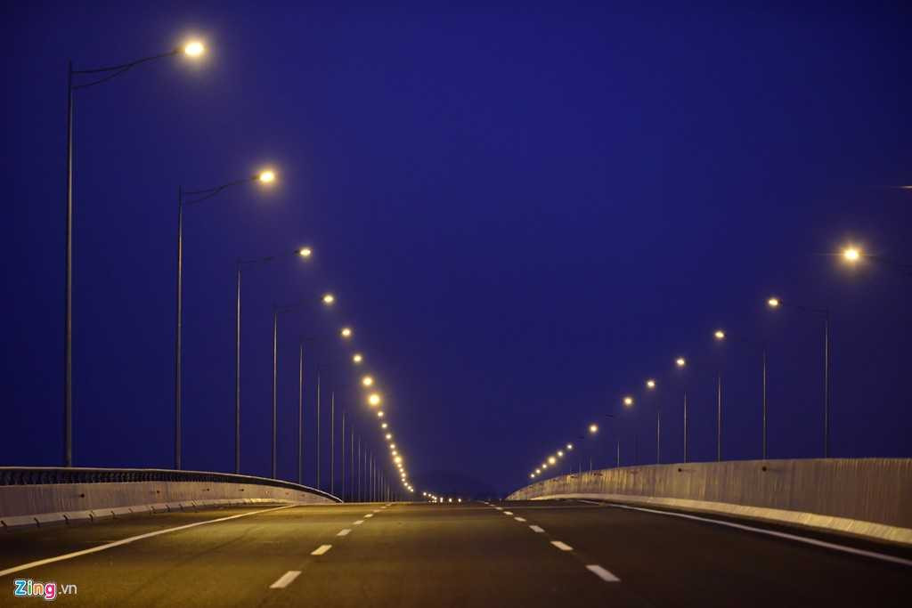 Đèn cao áp chỉ được lắp tại một số nút giao với quốc lộ, trên cầu và các điểm quan trọng.