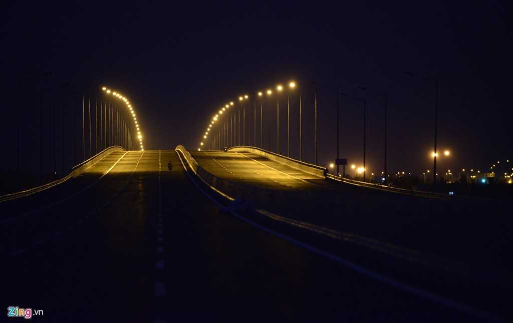 Vì vậy, một số đoạn chưa có đèn cao áp dễ gây hạn chế tầm nhìn vào ban đêm.