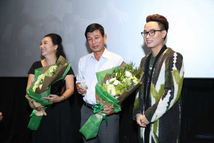 Ba mẹ đến chia vui cùng Trúc Nhân