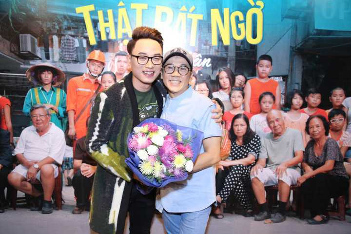 Vào ngày 17/08 vừa qua, Trúc Nhân tái xuất bằng single mang tựa đề “Thật bất ngờ” - một sáng tác của nhạc sĩ trẻ Mew Amazing (Lê Đức Hùng), bản phối do nhạc sĩ Dương Khắc Linh đảm nhận. Ca khúc này từng được Trúc Nhân trình diễn tại một cuộc thi Festival âm nhạc châu Á và nhận được sự ủng hộ nồng nhiệt từ khán giả. Ngay sau đó, Thu Minh đã chia sẻ clip quay lại tiết mục trình diễn “Thật bất ngờ” và cô tự hào về học trò của mình qua ca khúc này. Trước đó, Thu Minh đã được nghe bản thu demo của Trúc Nhân và giúp anh xử lý ca khúc này hiệu quả hơn. “Thật bất ngờ” được Mew Amazing nhắm thẳng vào showbiz hiện nay, khi từng ca từ trong bài phơi bày nhiều mặt trái của nghề với những chiêu trò, scandal gây ồn ào trong thời gian qua: chuyện hôn nhân tan rã, lừa gạt tiền bạc, hành hung nhau... Nói về sản phẩm mới của mình, Trúc Nhân cho biết: “Nhân nghĩ đây là chủ đề hay nhưng hiếm có nhạc sĩ nào liều lĩnh viết về nó, nên khi nghe bản demo ca khúc này, Nhân muốn hát nó. Nhân tin khán giả sẽ nhìn thấy nhiều điều thú vị của showbiz, chứ không đơn giản là những “màu hồng” thường thấy. Khán giả có lẽ sẽ rất thích ca khúc này vì nhiều yếu tố: giai điệu bắt tai, ca từ "độc đáo" và một chủ đề gây sự tò mò. Còn những đồng nghiệp được ám chỉ trong ca khúc, Nhân nghĩ họ sẽ không trách nhạc sĩ hay người thể hiện ca khúc, vì đó chỉ là một cái nhìn sơ lược về mặt trái của showbiz chứ không có ý phân tích chuyện đúng-sai hay nhận xét về ai cả. Có lẽ, họ cũng sẽ thích ca khúc này”. Đầu tháng 11, Trúc Nhân khăn gói ra Hà Nội để thực hiện MV “Thật bất ngờ” với sự giúp đỡ của đạo diễn Nhu Đặng, đạo diễn hình ảnh Ứng Duy Kiên. Sản phẩm lần này được Trúc Nhân thực hiện với ý tưởng mới lạ, anh chia sẻ: “MV này tôi muốn mang câu chuyện của một cậu bé bán báo trong một khu phố xinh xắn nhỏ bé cùng bà con khu phố để nói về thế giới rộng lớn ngoài kia, thế giới của một <a href='https://vtcnews.vn/xa-hoi.2.0.html' >xã hội</a> quá nhiễu loạn, và quá nhiều điều vô lý”. Đặc biệt, hình ảnh cô giáo Lê Na Cung và đội ngũ <a href='https://vtcnews.vn/kinh-te.1.0.html' >kinh doanh</a> đa cấp xuất hiện vô cùng hài hước, mang tính chất châm biếm trong MV “Thật bất ngờ”. Thay vì giao phó cho người ngoài, Trúc Nhân tự tay viết kịch bản cho MV “Thật bất ngờ”. “Tôi có nói ý tưởng và mong muốn của mình rằng tôi muốn làm MV này thật gần gũi, chân thực, hài hước, châm biếm nhưng tuyệt đối không bị rẻ tiền. Sau đó, tôi nhận được kịch bản và tôi thực sự hoảng hốt xen lẫn buồn bã! Chả nhẽ không ai có thể hiểu được ý mình mong muốn? Trước khi bấm máy 3 ngày, tôi đã đích thân viết xong kịch bản cho MV của chính mình. Hồi hộp, lo lắng, và cũng phấn khích nữa” – giọng ca “Thật bất ngờ” kể thêm. MV “Thật bất ngờ” được thực hiện bởi đạo diễn Nhu Đặng với sự đồng hành của nhà tài trợ OPPO và game Khu vườn trên mây. Sản phẩm được phát hành trực tuyến vào ngày 04/12. Link MV “Thật bất ngờ”: https://youtu.be/muYDVPErJqo Một số thông tin bên lề về MV “Thật bất ngờ”: - Trúc Nhân từng bị cấm diễn ca khúc “Thật bất ngờ” ở một số chương trình với lý do “ngôn từ nhạy cảm”. - MV “Thật bất ngờ” thực hiện trong vòng 3 ngày, với kinh phí 250 triệu. - Số lượng diễn viên tham gia MV “Thật bất ngờ” lên tới gần 50 người, diễn viên nhiều tuổi nhất là cụ ông 82 tuổi, diễn viên nhỏ nhất là em bé 2 tháng tuổi. - Trúc Nhân đã không tắm rửa 4 ngày liền, chỉ ăn và ngồi trong phòng dựng để hoàn thành hậu kỳ cho MV “Thật bất ngờ”. - Để mời được dàn diễn viên nhí gồm các em nhỏ tham gia vào MV “Thật bất ngờ”, Trúc Nhân đã phải đi mua kẹo và lao vào lắc vòng để kết thân, “lấy lòng” các em nhỏ tại phim trường. - Trúc Nhân cảm thấy may mắn khi được “trời thương”, bởi theo anh trước khi bấm máy, trời âm u và đổ mưa. Tuy nhiên sau khi thắp nhang và thành tâm cúng Tổ, thì lập tức trời tạnh mưa và nắng lên. - Quá trình khảo sát bối cảnh, chuẩn bị tiền kỳ và thực hiện MV “Thật bất ngờ” đã khiến Trúc Nhân phải ở lại miền Bắc tới 22 ngày liền. - MV được thực hiện tại khu tập thể Thuỷ lợi cũ tại Hà Nội. Trúc Nhân tìm thấy địa điểm này trong lúc “tuyệt vọng” vì một thời gian dài khảo sát khắp Hà Nội nhưng không tìm được bối cảnh ưng ý. - Quá trình tìm kiếm diễn viên tham gia vào MV cũng “bất ngờ” như chính ca khúc của Trúc Nhân. “Tuyệt vọng” vì liên hệ mời thí sinh tham gia cuộc thi Thử thách cùng bước nhảy không thành (vì mức cát-xê quá cao) nên Trúc Nhân đã đi dạo một vòng quanh Hà Nội để thư giãn. Anh vô tình đi ngang qua công viên Thống Nhất, và gặp được hội người cao tuổi ở đây đang tập thể dục. Và cái duyên của anh với các diễn viên cao tuổi bắt đầu từ đây. Trúc Nhân chỉ có 2 ngày trước khi bấm máy để hướng dẫn vũ đạo cho các bác diễn viên cao tuổi. - Cảnh quay cuối, diễn viên nhí 2 tháng tuổi đã tiểu tiện vào người Trúc Nhân khiến cả đoàn phim “thật bất ngờ” về sự cố ngoài dự đoán này. Thông tin về tác giả ca khúc “Thật bất ngờ”: Mew Amazing là tác giả của một số ca khúc được khán giả và giới chuyên môn yêu thích như “Bác làm vườn và con chim sâu”, “Ừ thì”, “Còn một giấc mơ”… Anh từng được đề cử tại giải Cống hiến 2013 với hạng mục "Nghệ sĩ mới của năm" và "Bài hát của năm". Ít ai biết rằng Mew Amazing là người bạn thâm niên với Trúc Nhân, anh cũng là người đồng hành cùng giọng ca “Bốn chữ lắm” từ những ngày đầu mới bước chân vào âm nhạc. Mew Amazing chia sẻ về thông điệp trong ca khúc “Thật bất ngờ” của mình: “Cảm hứng của Thật bất ngờ đến từ sự thật về xã hội và người trẻ hiện nay: sống hời hợt, a dua, bề ngoài, chạy đua theo phong trào, theo sự hào nhoáng xa hoa bên ngoài… Bằng cách giả vờ “tôn vinh” những giá trị sống hiện tại đó của lớp trẻ, tôi muốn gửi đến mọi người một ca khúc dance pop mang đậm tính châm biếm, sâu cay mà vẫn không làm mất đi sự hấp dẫn và bắt tai người nghe ngay từ lần đầu tiên”. Bên cạnh nội dung châm biếm sâu cay, lối viết nhạc như kể chuyện (sở trường của Mew Amazing), “Thật bất ngờ” là một ca khúc có vòng hòa thanh đặc biệt, giai điệu vui nhộn, cách xử lý cũng không hề đơn giản đối với người hát. 