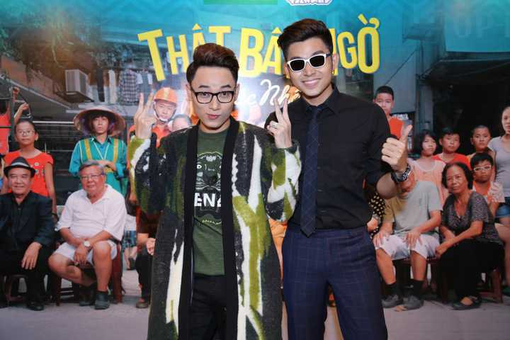 Vào ngày 17/08 vừa qua, Trúc Nhân tái xuất bằng single mang tựa đề “Thật bất ngờ” - một sáng tác của nhạc sĩ trẻ Mew Amazing (Lê Đức Hùng), bản phối do nhạc sĩ Dương Khắc Linh đảm nhận. Ca khúc này từng được Trúc Nhân trình diễn tại một cuộc thi Festival âm nhạc châu Á và nhận được sự ủng hộ nồng nhiệt từ khán giả. Ngay sau đó, Thu Minh đã chia sẻ clip quay lại tiết mục trình diễn “Thật bất ngờ” và cô tự hào về học trò của mình qua ca khúc này. Trước đó, Thu Minh đã được nghe bản thu demo của Trúc Nhân và giúp anh xử lý ca khúc này hiệu quả hơn. “Thật bất ngờ” được Mew Amazing nhắm thẳng vào showbiz hiện nay, khi từng ca từ trong bài phơi bày nhiều mặt trái của nghề với những chiêu trò, scandal gây ồn ào trong thời gian qua: chuyện hôn nhân tan rã, lừa gạt tiền bạc, hành hung nhau... Nói về sản phẩm mới của mình, Trúc Nhân cho biết: “Nhân nghĩ đây là chủ đề hay nhưng hiếm có nhạc sĩ nào liều lĩnh viết về nó, nên khi nghe bản demo ca khúc này, Nhân muốn hát nó. Nhân tin khán giả sẽ nhìn thấy nhiều điều thú vị của showbiz, chứ không đơn giản là những “màu hồng” thường thấy. Khán giả có lẽ sẽ rất thích ca khúc này vì nhiều yếu tố: giai điệu bắt tai, ca từ "độc đáo" và một chủ đề gây sự tò mò. Còn những đồng nghiệp được ám chỉ trong ca khúc, Nhân nghĩ họ sẽ không trách nhạc sĩ hay người thể hiện ca khúc, vì đó chỉ là một cái nhìn sơ lược về mặt trái của showbiz chứ không có ý phân tích chuyện đúng-sai hay nhận xét về ai cả. Có lẽ, họ cũng sẽ thích ca khúc này”. Đầu tháng 11, Trúc Nhân khăn gói ra Hà Nội để thực hiện MV “Thật bất ngờ” với sự giúp đỡ của đạo diễn Nhu Đặng, đạo diễn hình ảnh Ứng Duy Kiên. Sản phẩm lần này được Trúc Nhân thực hiện với ý tưởng mới lạ, anh chia sẻ: “MV này tôi muốn mang câu chuyện của một cậu bé bán báo trong một khu phố xinh xắn nhỏ bé cùng bà con khu phố để nói về thế giới rộng lớn ngoài kia, thế giới của một xã hội quá nhiễu loạn, và quá nhiều điều vô lý”. Đặc biệt, hình ảnh cô giáo Lê Na Cung và đội ngũ kinh doanh đa cấp xuất hiện vô cùng hài hước, mang tính chất châm biếm trong MV “Thật bất ngờ”. Thay vì giao phó cho người ngoài, Trúc Nhân tự tay viết kịch bản cho MV “Thật bất ngờ”. “Tôi có nói ý tưởng và mong muốn của mình rằng tôi muốn làm MV này thật gần gũi, chân thực, hài hước, châm biếm nhưng tuyệt đối không bị rẻ tiền. Sau đó, tôi nhận được kịch bản và tôi thực sự hoảng hốt xen lẫn buồn bã! Chả nhẽ không ai có thể hiểu được ý mình mong muốn? Trước khi bấm máy 3 ngày, tôi đã đích thân viết xong kịch bản cho MV của chính mình. Hồi hộp, lo lắng, và cũng phấn khích nữa” – giọng ca “Thật bất ngờ” kể thêm. MV “Thật bất ngờ” được thực hiện bởi đạo diễn Nhu Đặng với sự đồng hành của nhà tài trợ OPPO và game Khu vườn trên mây. Sản phẩm được phát hành trực tuyến vào ngày 04/12. Link MV “Thật bất ngờ”: https://youtu.be/muYDVPErJqo Một số thông tin bên lề về MV “Thật bất ngờ”: - Trúc Nhân từng bị cấm diễn ca khúc “Thật bất ngờ” ở một số chương trình với lý do “ngôn từ nhạy cảm”. - MV “Thật bất ngờ” thực hiện trong vòng 3 ngày, với kinh phí 250 triệu. - Số lượng diễn viên tham gia MV “Thật bất ngờ” lên tới gần 50 người, diễn viên nhiều tuổi nhất là cụ ông 82 tuổi, diễn viên nhỏ nhất là em bé 2 tháng tuổi. - Trúc Nhân đã không tắm rửa 4 ngày liền, chỉ ăn và ngồi trong phòng dựng để hoàn thành hậu kỳ cho MV “Thật bất ngờ”. - Để mời được dàn diễn viên nhí gồm các em nhỏ tham gia vào MV “Thật bất ngờ”, Trúc Nhân đã phải đi mua kẹo và lao vào lắc vòng để kết thân, “lấy lòng” các em nhỏ tại phim trường. - Trúc Nhân cảm thấy may mắn khi được “trời thương”, bởi theo anh trước khi bấm máy, trời âm u và đổ mưa. Tuy nhiên sau khi thắp nhang và thành tâm cúng Tổ, thì lập tức trời tạnh mưa và nắng lên. - Quá trình khảo sát bối cảnh, chuẩn bị tiền kỳ và thực hiện MV “Thật bất ngờ” đã khiến Trúc Nhân phải ở lại miền Bắc tới 22 ngày liền. - MV được thực hiện tại khu tập thể Thuỷ lợi cũ tại Hà Nội. Trúc Nhân tìm thấy địa điểm này trong lúc “tuyệt vọng” vì một thời gian dài khảo sát khắp Hà Nội nhưng không tìm được bối cảnh ưng ý. - Quá trình tìm kiếm diễn viên tham gia vào MV cũng “bất ngờ” như chính ca khúc của Trúc Nhân. “Tuyệt vọng” vì liên hệ mời thí sinh tham gia cuộc thi Thử thách cùng bước nhảy không thành (vì mức cát-xê quá cao) nên Trúc Nhân đã đi dạo một vòng quanh Hà Nội để thư giãn. Anh vô tình đi ngang qua công viên Thống Nhất, và gặp được hội người cao tuổi ở đây đang tập thể dục. Và cái duyên của anh với các diễn viên cao tuổi bắt đầu từ đây. Trúc Nhân chỉ có 2 ngày trước khi bấm máy để hướng dẫn vũ đạo cho các bác diễn viên cao tuổi. - Cảnh quay cuối, diễn viên nhí 2 tháng tuổi đã tiểu tiện vào người Trúc Nhân khiến cả đoàn phim “thật bất ngờ” về sự cố ngoài dự đoán này. Thông tin về tác giả ca khúc “Thật bất ngờ”: Mew Amazing là tác giả của một số ca khúc được khán giả và giới chuyên môn yêu thích như “Bác làm vườn và con chim sâu”, “Ừ thì”, “Còn một giấc mơ”… Anh từng được đề cử tại giải Cống hiến 2013 với hạng mục "Nghệ sĩ mới của năm" và "Bài hát của năm". Ít ai biết rằng Mew Amazing là người bạn thâm niên với Trúc Nhân, anh cũng là người đồng hành cùng giọng ca “Bốn chữ lắm” từ những ngày đầu mới bước chân vào âm nhạc. Mew Amazing chia sẻ về thông điệp trong ca khúc “Thật bất ngờ” của mình: “Cảm hứng của Thật bất ngờ đến từ sự thật về xã hội và người trẻ hiện nay: sống hời hợt, a dua, bề ngoài, chạy đua theo phong trào, theo sự hào nhoáng xa hoa bên ngoài… Bằng cách giả vờ “tôn vinh” những giá trị sống hiện tại đó của lớp trẻ, tôi muốn gửi đến mọi người một ca khúc dance pop mang đậm tính châm biếm, sâu cay mà vẫn không làm mất đi sự hấp dẫn và bắt tai người nghe ngay từ lần đầu tiên”. Bên cạnh nội dung châm biếm sâu cay, lối viết nhạc như kể chuyện (sở trường của Mew Amazing), “Thật bất ngờ” là một ca khúc có vòng hòa thanh đặc biệt, giai điệu vui nhộn, cách xử lý cũng không hề đơn giản đối với người hát. 