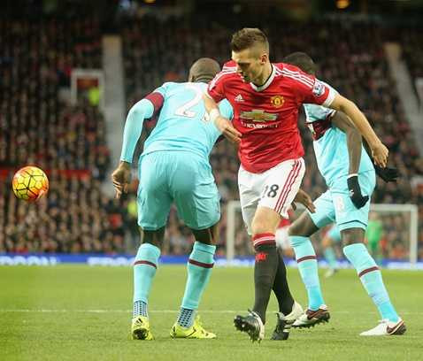 Schneiderlin cùng Schweinsteiger và Fellaini đá chính từ đầu Schneiderlin cùng Schweinsteiger và Fellaini đá chính từ đầu