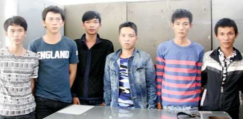 Các thanh niên hỗn chiến trước quán bar ở TP Nha Trang. Ảnh: N.X