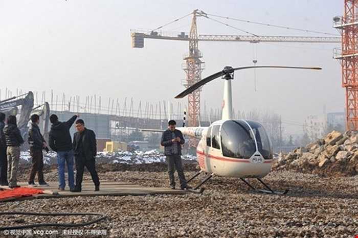 Một công ty nhà đất ở thành phố Lâm Nghi, tỉnh Sơn Đông (Trung Quốc) tung dịch vụ dùng trực thăng để đưa khách thăm thú căn hộ từ trên cao. Sau khi khách đã tham quan bên trong ngôi nhà xong, công ty đưa khách lên trực thăng để họ có cơ hội quan sát căn hộ 360 độ căn nhà từ trên cao. 